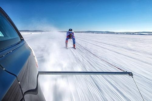 A Jaguar e o ex-esquiador olímpico Graham Bell entraram para o Livro dos Recordes como "o mais rápido reboque em esquis" / Foto: Divulgação